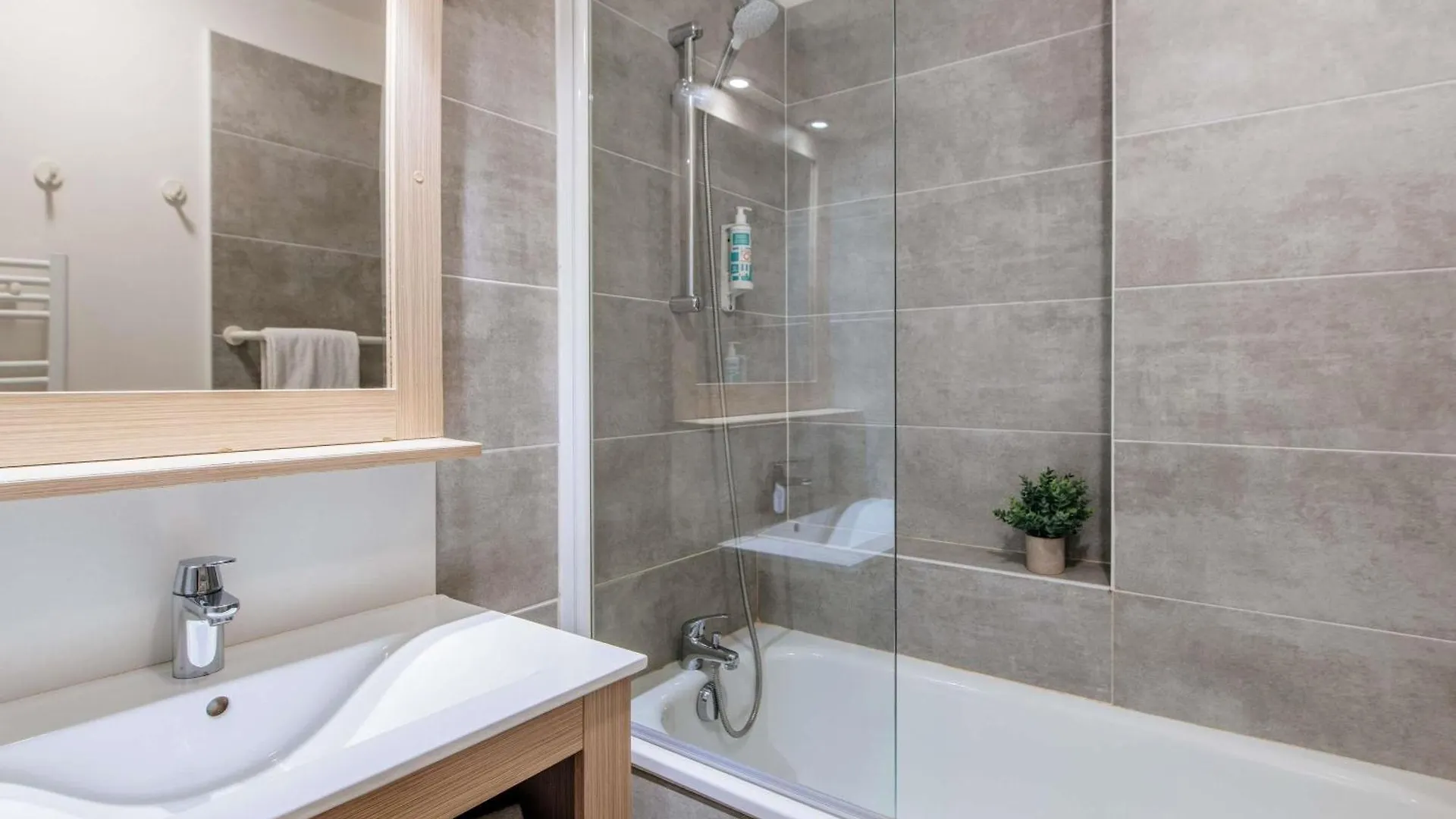 Aparthotel Adagio Access Marseille Prado Perier 3*,